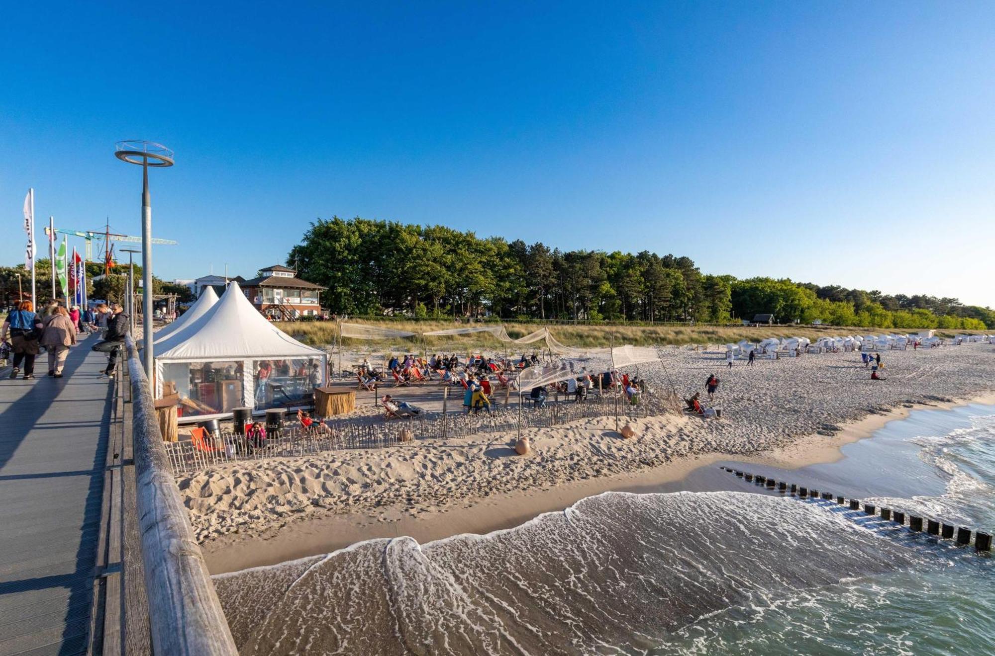 Kranichtanz An Der Seebruecke Zingst Exterior photo